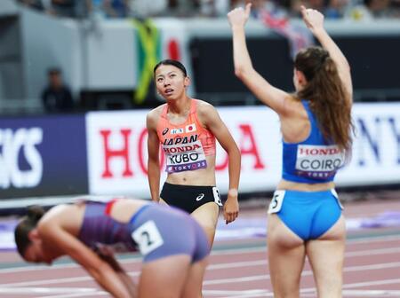 　ゴール後、電光掲示板のタイムを見つめる久保凜（中央）