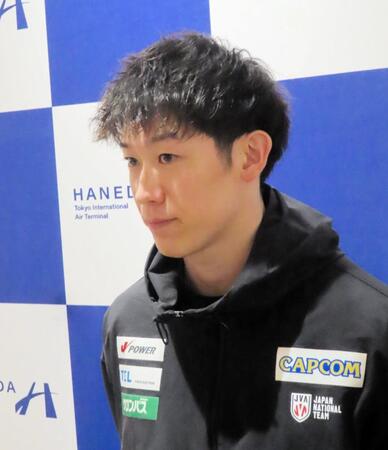 　羽田空港に帰国後、取材に応じたバレー男子日本代表の石川祐希