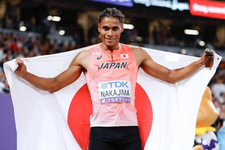 　男子４００メートルで６位に入賞し、日の丸を掲げる中島佑気ジョセフ