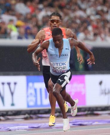 　男子４００メートル決勝で６位入賞を果たした中島佑気ジョセフ（奥）＝撮影・石井剣太郎