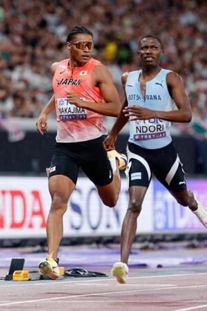 　ゴールした中島佑気ジョセフ（左）