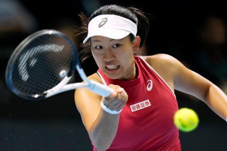 　日本-英国　第２試合のシングルスでプレーする内島萌夏＝中国・深セン（共同）