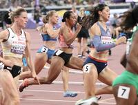 　女子２００メートル予選で力走する井戸アビゲイル風果（中央）