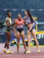 　女子２００メートル予選のレース後、笑顔を見せる井戸アビゲイル風果（中央）