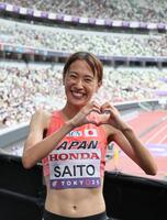 　女子３０００メートル障害予選で９分24秒72の日本新を樹立し、笑顔でポーズをとる斎藤みう＝１５日