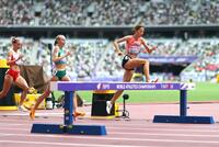 　女子３０００メートル障害予選　力走する斎藤みう（右）