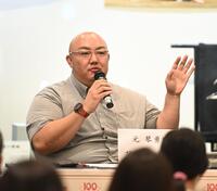 　ＭＣを務めた元琴勇輝の荒磯親方（撮影・園田高夫）