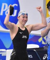 　日本新記録を出し、スタンドに向かってガッツポーズをする青木玲緒樹＝２２年３月