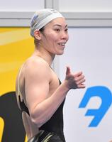 　笑顔を見せる青木玲緒樹＝２２年３月