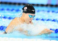 　パリ五輪で力泳する青木玲緒樹＝２４年７月