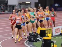 　女子５０００メートル予選で敗れた広中璃梨佳（先頭）（撮影・石井剣太郎）