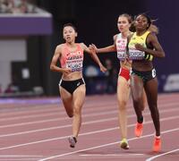 　女子８００メートル予選で敗れた久保凛（左）（撮影・石井剣太郎）