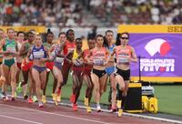 　女子５０００メートル予選に臨む田中希実と山本有真（撮影・石井剣太郎）