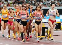 　力走する山本有真（中央左）と田中希実（同右）