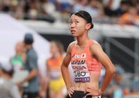 　女子８００メートル予選で敗れた久保凛（撮影・石井剣太郎）
