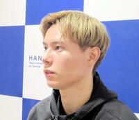 　羽田空港に帰国後、取材に応じたバレー男子日本代表の高橋藍