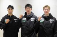 　羽田空港に帰国後、取材に応じた（左から）宮浦健人、石川祐希、高橋藍