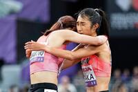 　レース後、山本有真（左）と健闘をたたえ合う田中希実