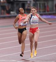 　女子２００メートル準決勝で敗れた井戸アビゲイル風果（左）＝撮影・石井剣太郎