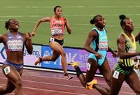 　力走する井戸アビゲイル風果（左から２人目）