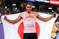 　男子４００メートルで６位に入賞し、日の丸を掲げる中島佑気ジョセフ