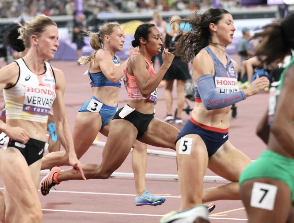　女子２００メートル予選で力走する井戸アビゲイル風果（中央）