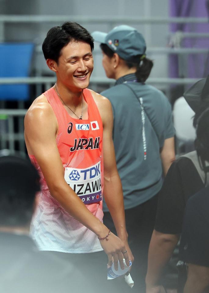 　男子２００メートル予選でゴール後、笑顔を見せる鵜沢飛羽