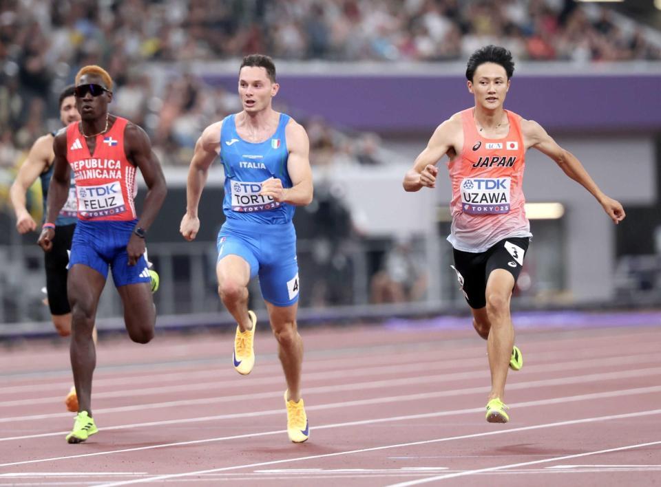 　男子２００メートル予選で３着に入った鵜沢飛羽（右）＝撮影・石井剣太郎