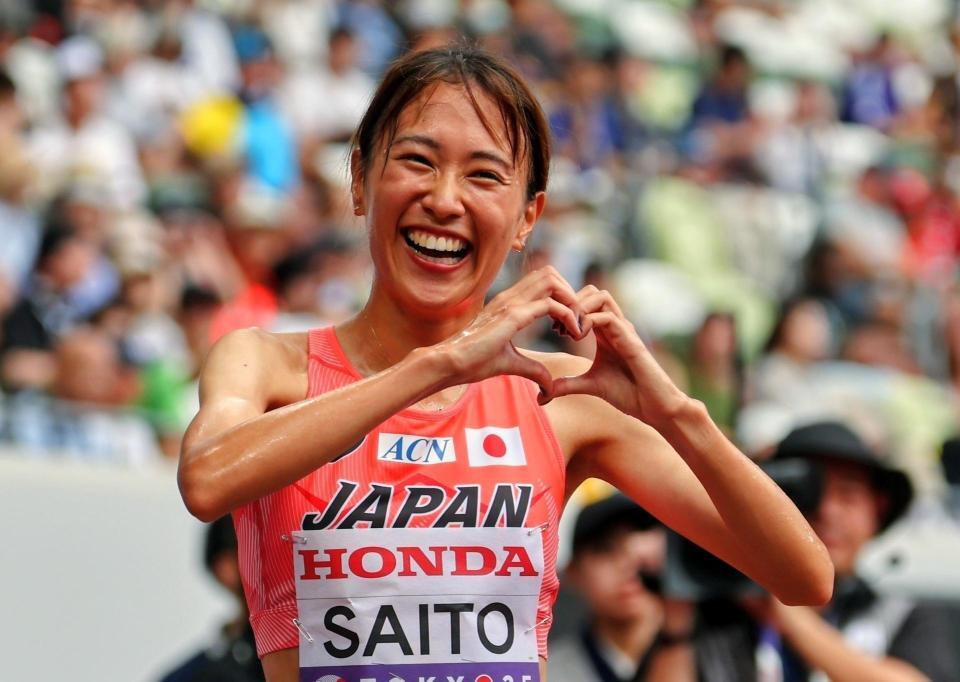 　女子３０００メートル障害予選で日本新記録を更新し、ハートマークと笑顔を見せる斎藤みう