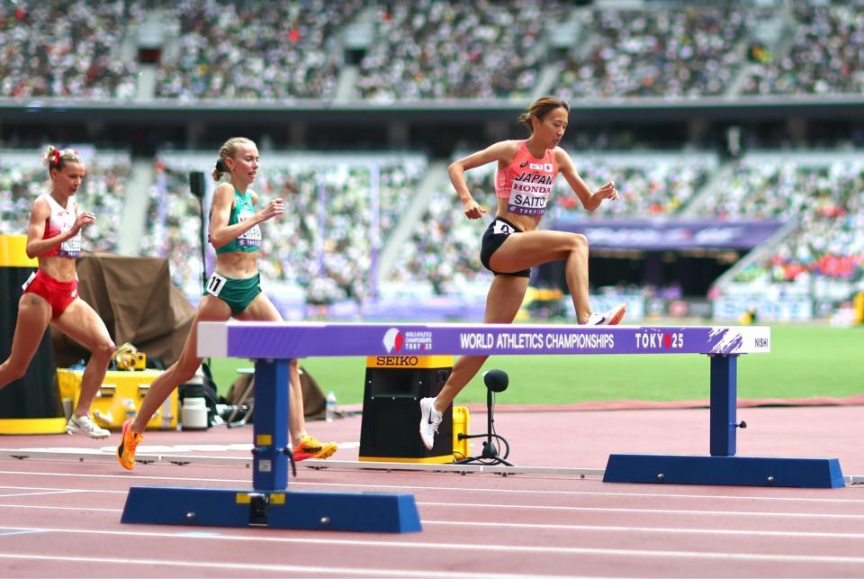 　女子３０００メートル障害予選　力走する斎藤みう（右）