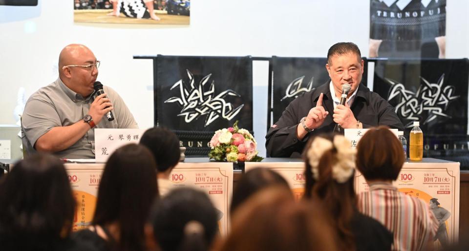 　会場を盛り上げるＭＣの荒磯親方（左）と佐渡ケ嶽親方（撮影・園田高夫）