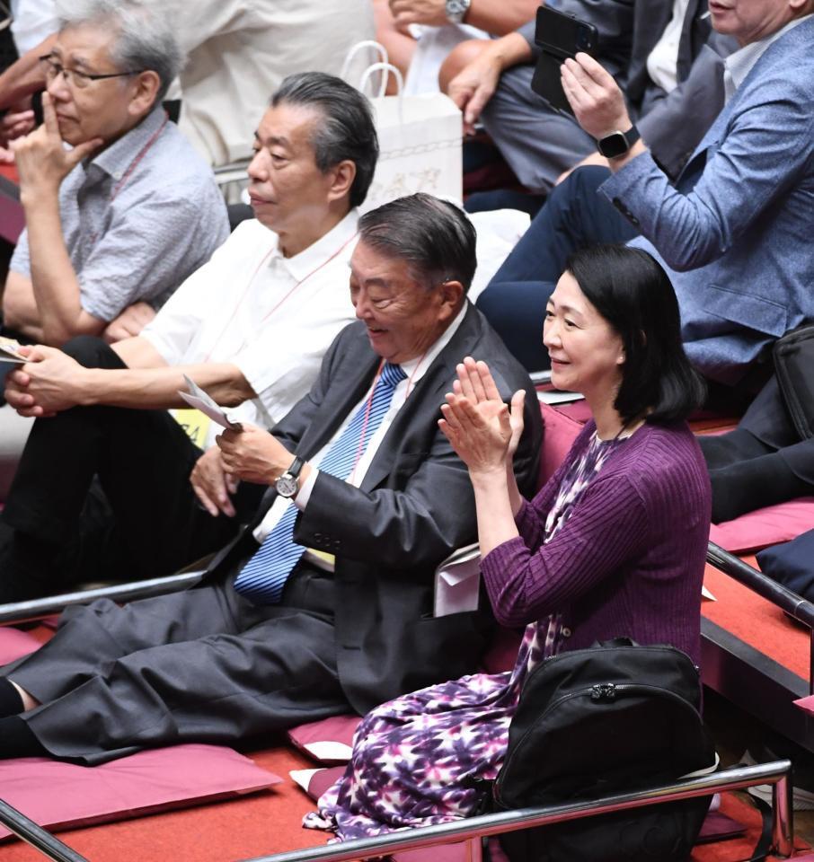 　観戦する紺野美沙子（右）ら横審メンバー（撮影・園田高夫）