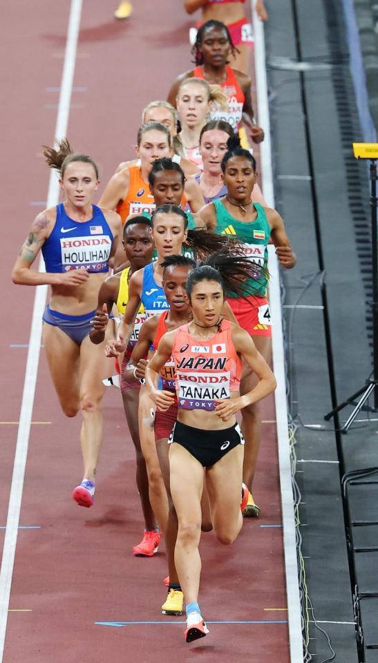 　力走する田中希実（手前）