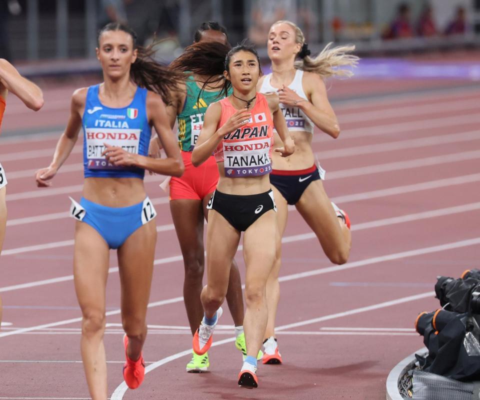 　女子５０００メートル予選を突破した田中希実（中央）＝撮影・石井剣太郎