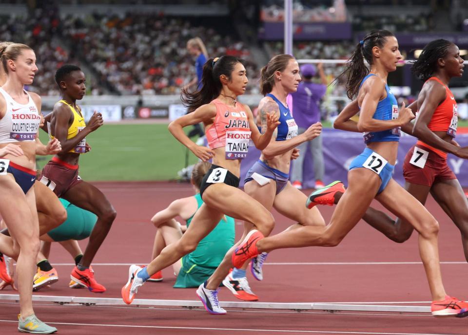 　女子５０００メートル予選を突破した田中希実（中央）＝撮影・石井剣太郎