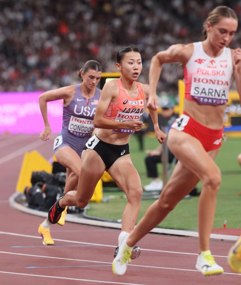 　女子８００メートル予選で敗れた久保凛（撮影・石井剣太郎）