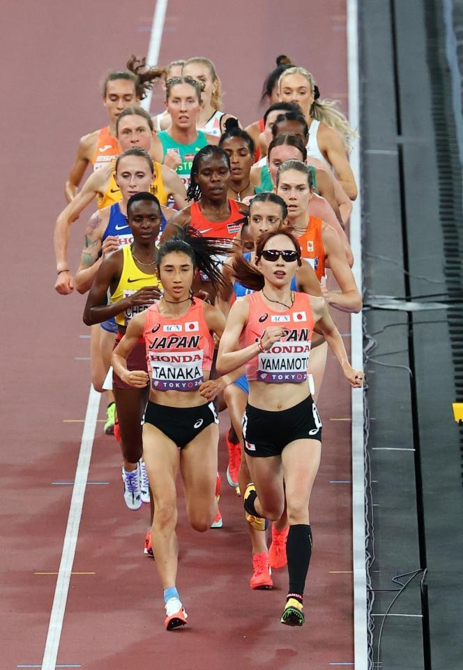 　力走する田中希実（手前左）と山本有真（同右）