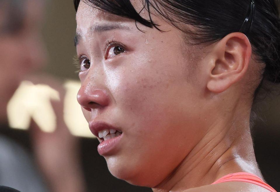 　女子８００メートル予選で敗れ、取材に応じる久保凛（撮影・石井剣太郎）