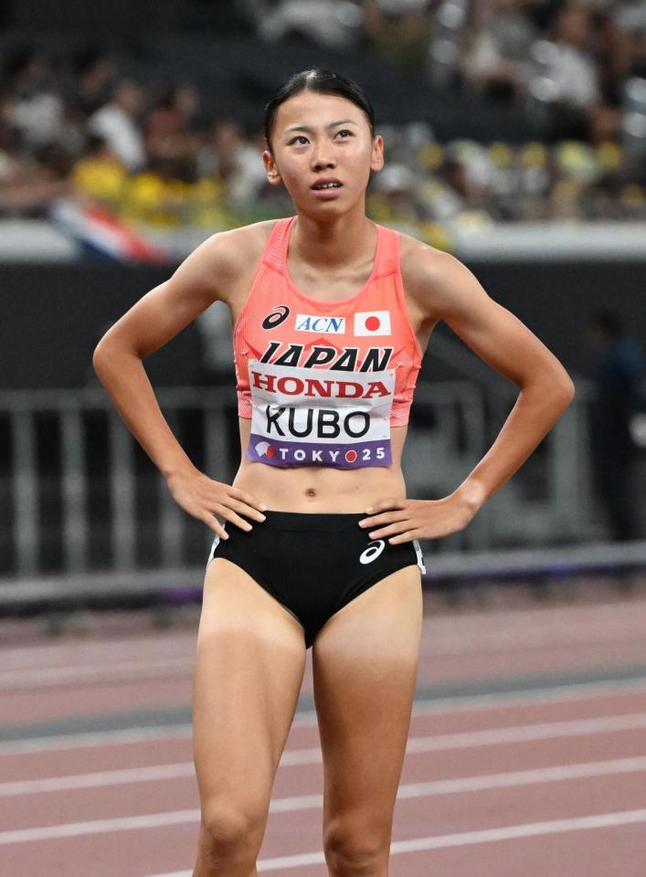 　女子８００メートル予選でゴールし、電光掲示板を見つめる久保凛