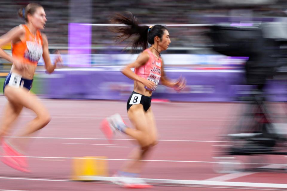　女子５０００メートル予選、力走する田中希実（右）＝スローシャッターで撮影