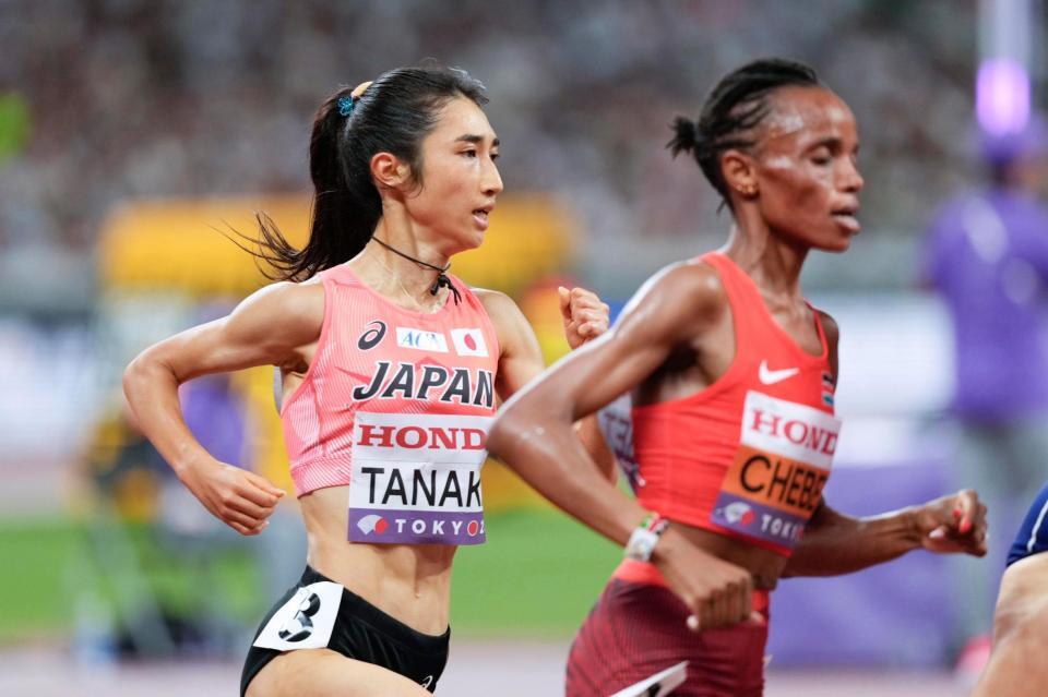 　女子５０００メートル予選、力走する田中希実（左）