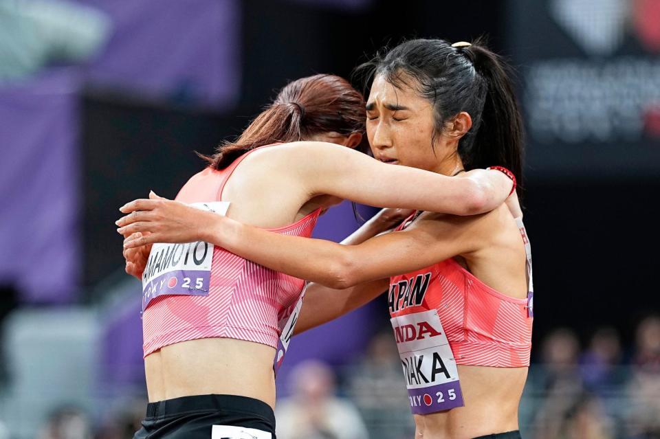 　レース後、山本有真（左）と健闘をたたえ合う田中希実