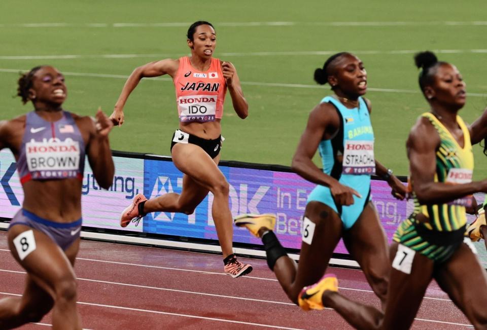 　力走する井戸アビゲイル風果（左から２人目）