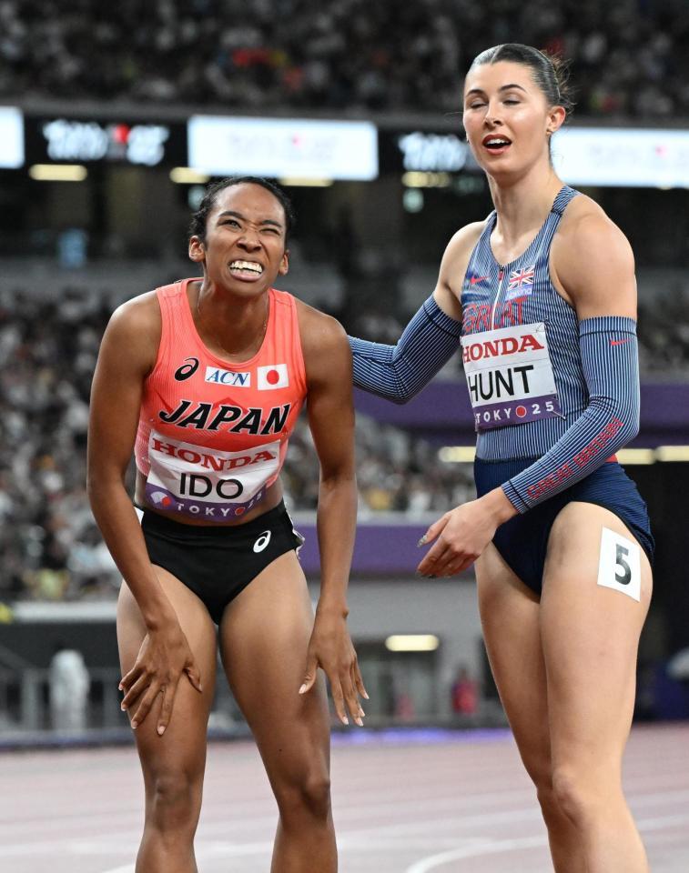 　女子２００メートル準決勝のレースを終え、悔しさをにじませる井戸アビゲイル風果（左）