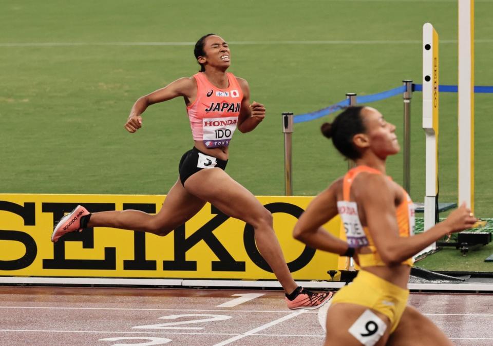 　ゴールする井戸アビゲイル風果（左）