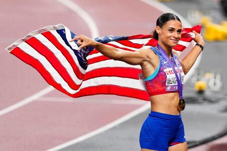 　女子４００メートルで優勝したシドニー・マクラフリンレブロニ