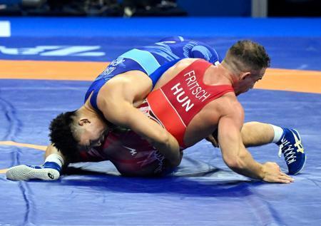 　男子グレコローマン７７キロ級準決勝でハンガリー選手（右）と対戦する日下尚＝ザグレブ（共同）
