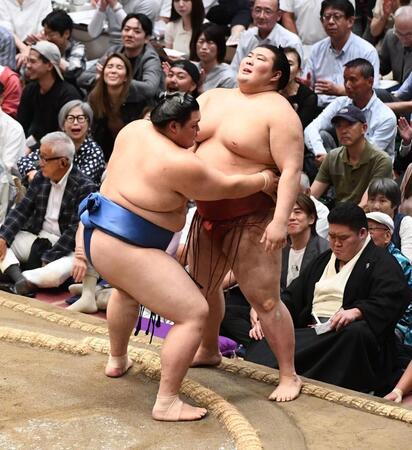 　万全の寄り切りで熱海富士（右）を下した大の里（撮影・園田高夫）
