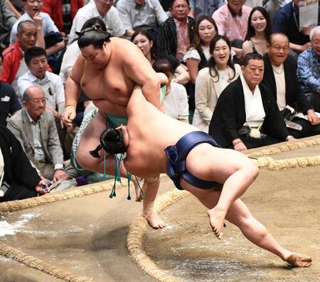 　平戸海（右）を小手投げで下した琴桜（撮影・園田高夫）