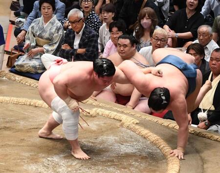 　すくい投げで阿武剋（右）を破った宇良（撮影・園田高夫）